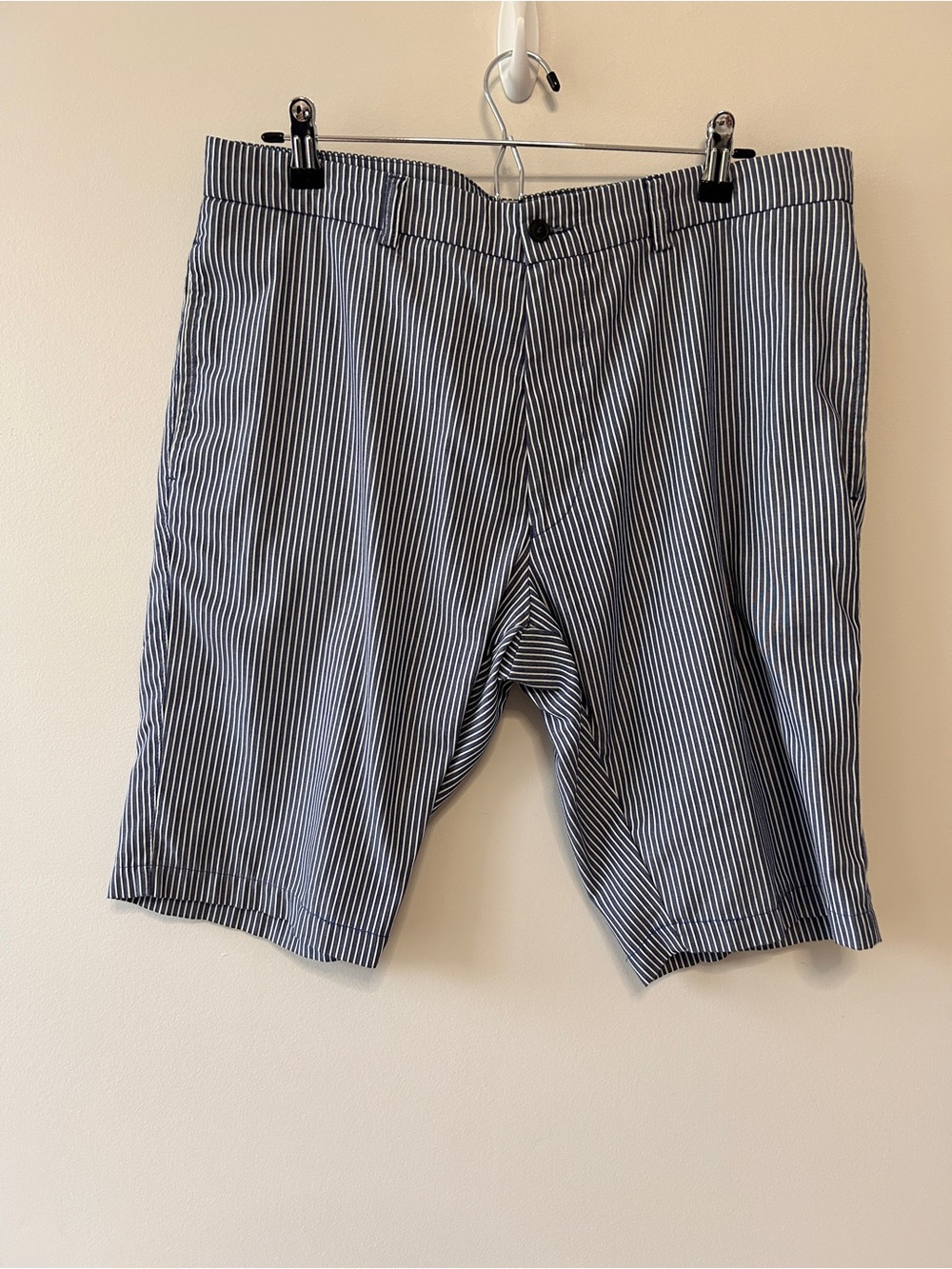 Hugo Boss Sam Men’s Blue White Striped Flat Front Shorts Size 52 EU 36 US Casua
